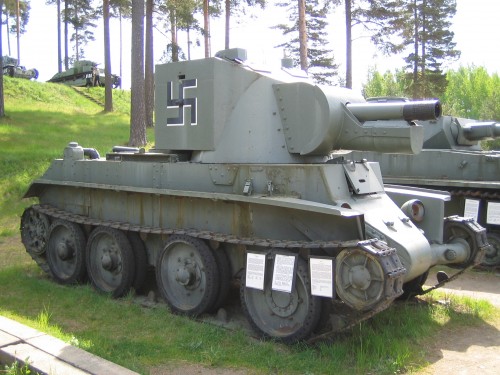 BT-42_Parola_tank_museum