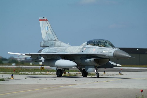 800px-HAF_F-16D_Falcon