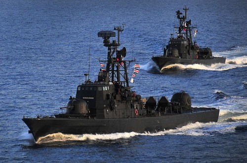 US_Navy_100315-N-4774B-200_The_Chilean_navy_Sa'ar_4-class_fast-attack_craft_Angamos_and_Casma_perform_tactical_maneuvering_exercises_in_the_Strait_Of_Magellan