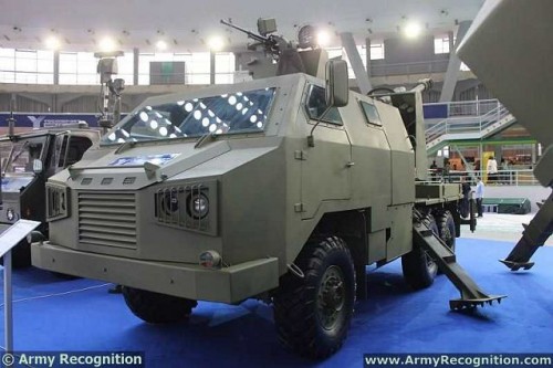 M09_105mm_armoured_truck-mounted_howitzer_YugoImport_Partner_2013_defence_exhibition_Belgrade_Serbia_001