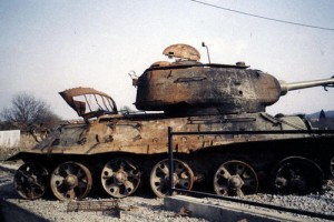 800px-A_destroyed_T-34-85_tank_in_Karlovac_2C_Croatia