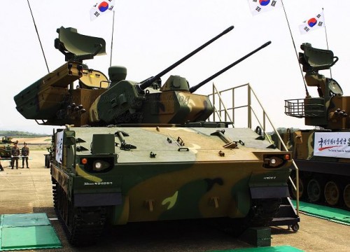 Bi-Ho_with_missile_Shingung_twin_30mm_self-propelled_anti-aircraft_gun_system_South_Korea_Korean_army_640_001