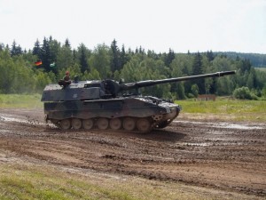 Pzh_2000_krauss_maffei_wegmann_155mm_self-propelled_howitzer_tracked_armoured_vehicle_German_Army_German_640_002