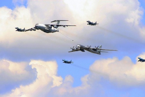 Il-76_and_Tu-95_over_Moscow_on_Victory_Day_Parade