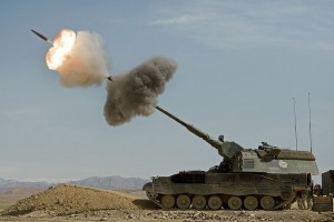 Dutch_Panzerhaubitz_fires_in_Afghanistan