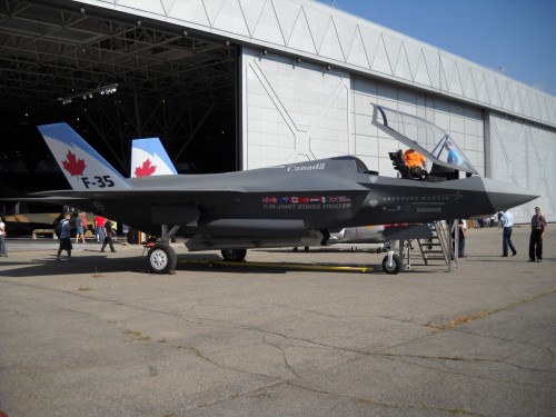 Lockheed_Martin_F-35_Lightning_II_mock-up_04