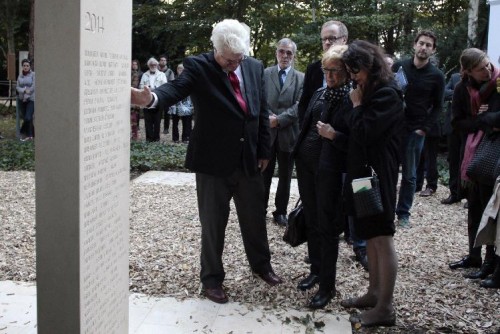 Diane (R)si John Foley, părinții jurnalistului american James Foley, la Memorialul Reporterilor de Război împreună cu Maryvonne Lepage (C), mama fotoreporterului francez Camille Lepage, în 9 octombrie, 2014 în Bayeux - Franța (AFP Photo/Charly Triballeau)