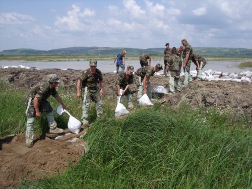 militari-lucrand-la-ridicarea-unui-dig-in-timpul-inundatiilor-de-pe-Siret-din-2010-din-Moldova-foto