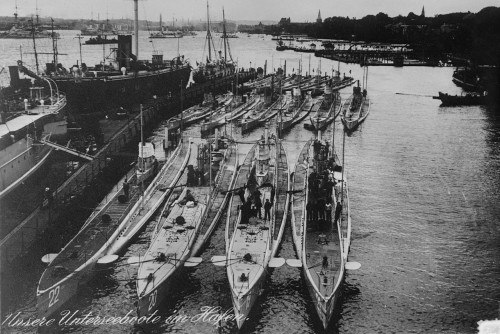 1280px-U-Boote_Kiel_1914
