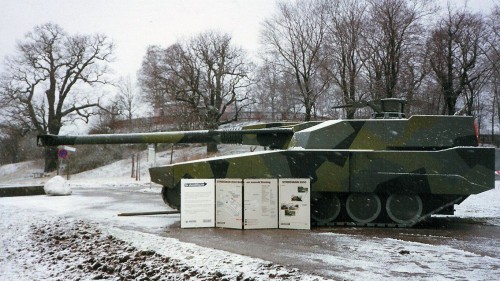 a-model-of-the-swedish-strv-2000-a-prototype-mbt-it-would-have-used-a-40mm-bofors-auto-cannon-as-well-as-a-140mm-tank-gun