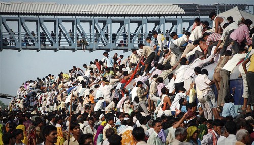 hindu-devotees-try-to-boa-013