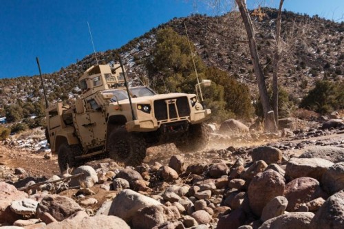 oshkosh-jltv-driving-over-rocks