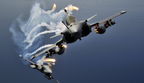 UN RAFALE DE L'ARMEE DE L'AIR FRANCAISE DE L'ESCADRON DE CHASSE TIGRE COTE D'ARGENT EVOLUE LORS D'UN VOL D'ENTRAINEMENT (CONFIGURATION AFGHANISTAN:  ARME DE 4 BOMBES SAGEM 250KG  AASM (ARMEMENT AIR SOL MODULAIRE), DE MISSILES MAGIC IR ET EQUIPE DE DEUX RESERVOIRS SUPPLEMENTAIRES) UN RAFALE DE L'ARMEE DE L'AIR FRANCAISE DE L'ESCADRON DE CHASSE TIGRE COTE D'ARGENT EVOLUE  EN FORMATION SERREE TOUT EN TIRANT DES LEURRES DESTINES NORMALEMENT A EGARER LES MISSILES ANTI AERIENS.ICI D'ENTRAINEMENT (CONFIGURATION AFGHANISTAN:  ARME DE 4 BOMBES SAGEM 250KG  AASM (ARMEMENT AIR SOL MODULAIRE), DE MISSILES MAGIC IR ET EQUIPE DE DEUX RESERVOIRS SUPPLEMENTAIRES) *** Local Caption *** A RAFALE AIRCRAFT OF FRENCH AIR FORCES OF ESCADRON PROVENCE BASED IN TIGRE COTE D'ARGENT DURING A TRAINING FLIGHT (AFGHANISTAN CONFIGURATION: 4 SAGEM 250KG AASM BOMBS + MISSILES MAGIC IR + DROP TANKS)