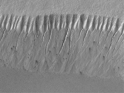 800px-Evidence_for_Recent_Liquid_Water_on_Mars-_Gullies_-_GPN-2000-001984