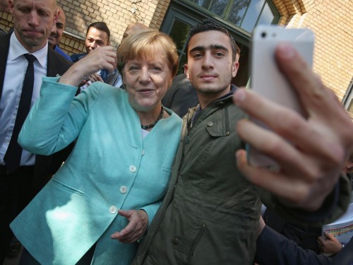 merkel-migrant