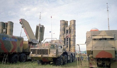 5P85SE_autonomous_launcher_vehicle_air_defense_missile_system_S-300_PMU1_Russia_Russian_army_640