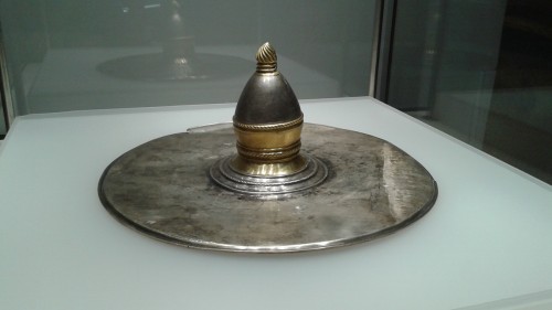 Capacul realizat din argint şi aur, descoperit la Călăraşi, jud. Dolj. Sfârşitul epocii bronzului.