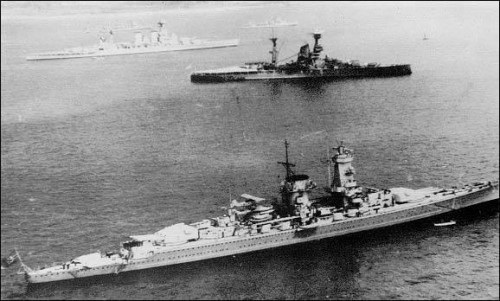 Graf Spee in 1937. In plan indepartat HMS Hood