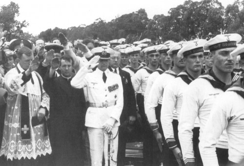 Hans Langsdorff la inmormantarea marinarilor pierduti in batalia de la Rio de la Plata. Observati salutul militaresc si nu celebrul Heil Hitler