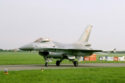 F-16_MLU_of_Belgian_Air_Force's_Solo_Display_Team_(reg._FA-133),_taxiing,_Radom_AirShow_2005,_Poland