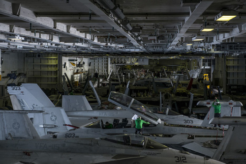 AERONAVE APARTINAND CVW-5 IN HANGARUL USS RONALD REAGAN -2015