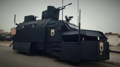 kurdish_troops_prepare_their_batmobile-style_armoured-car_for_mosuls_battle_002