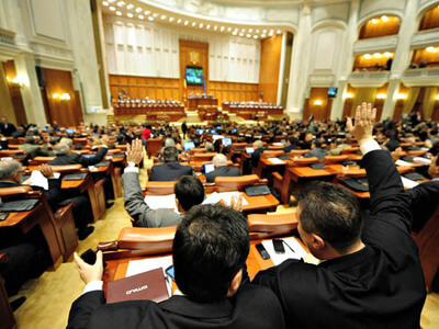 Sedinta comuna a Senatului si Camerei Deputatilor, in Bucuresti, miercuri, 4 noiembrie 2009. Guvernul propus de premierul desemnat Lucian Croitoru, format din 14 ministri, doar doi dintre ei cu aviz favorabil din partea comisiilor de specialitate, incearca, miercuri, sa obtina votul de investitura din partea Parlamentului, insa un rezultat favorabil acestuia este putin probabil. BOGDAN MARAN / MEDIAFAX FOTO